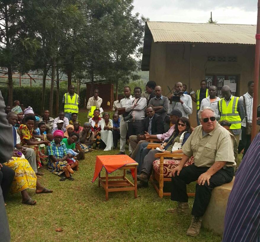 g_mukeshimana's tweet photo. Howard Buffet meeting farmers in Nasho, Kirehe district http://t.co/4bTvpq8j0A