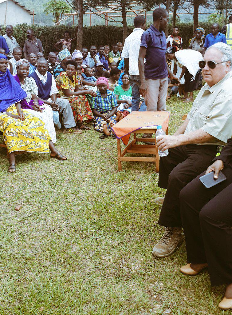 g_mukeshimana's tweet photo. Howard Buffet meeting farmers in Nasho, Kirehe district http://t.co/4bTvpq8j0A
