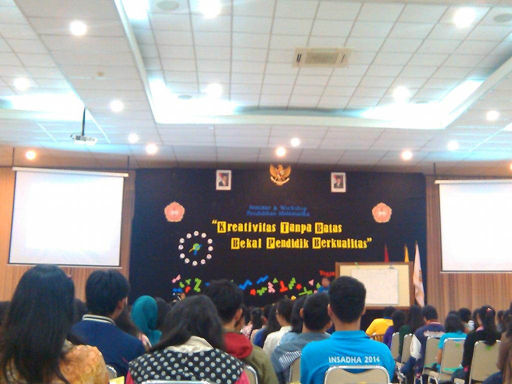 Sekarang sedang berlangsung seminar Pend.Matematika dgn tema "Kreativitas tanpa batas, bekal pendidik berkualitas" 😄
