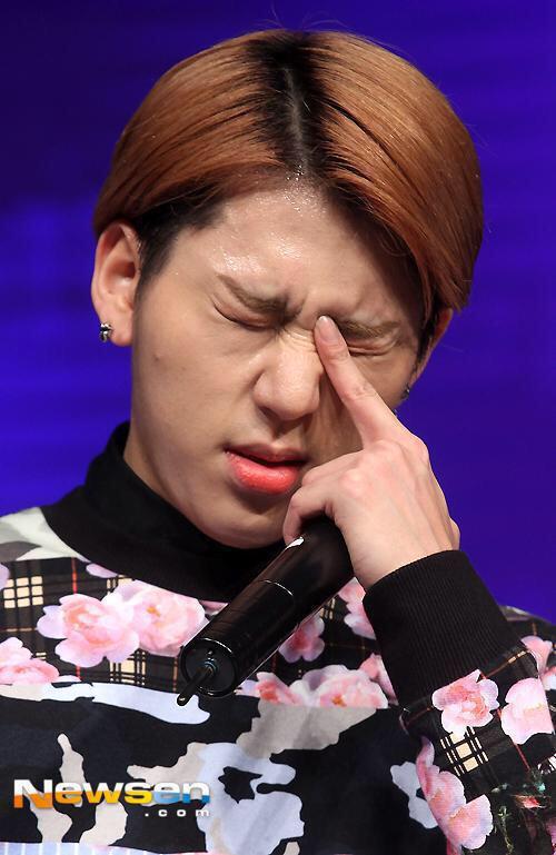 ZICO92_ZIA98's tweet image. @bb_title 선물공개를 8시30분에 하려했는데 시간이 지나버려 강제로 9시30분까지 기다려야한다