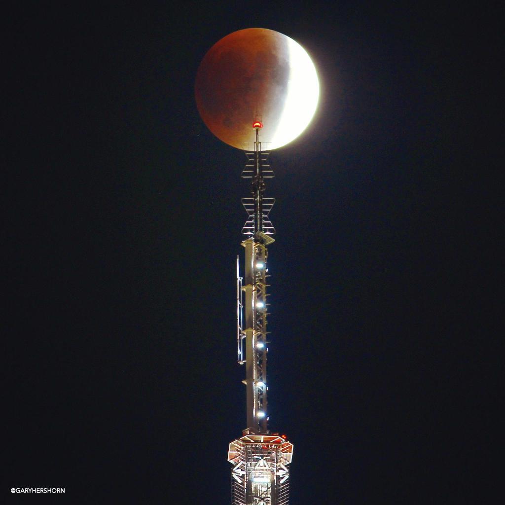 GMA's tweet photo. #SuperMoon lunar eclipse puts on a show across the world: http://t.co/ZGttet2bKd #SuperBloodMoon http://t.co/CrYSV98MEY