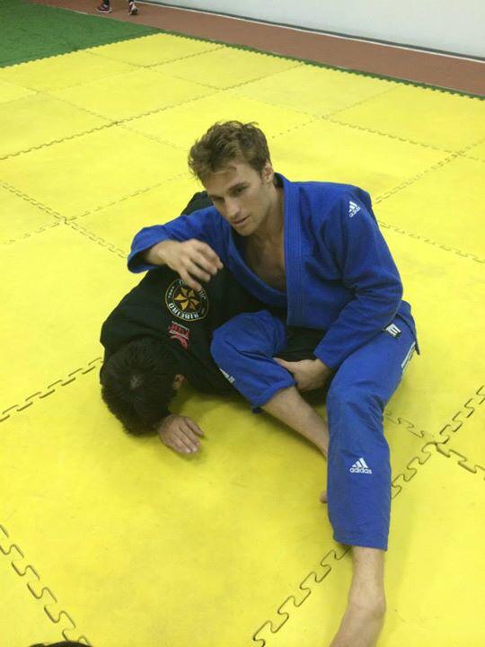 angelordcapili's tweet photo. Girls in the gym suddenly be like "omg jiu jitsu looks fun i wanna try" hahaha i wonder why #fullmount #openguard http://t.co/l9ZAw42gpd