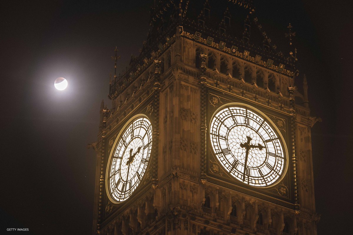 GMA's tweet photo. #SuperMoon lunar eclipse puts on a show across the world: http://t.co/ZGttet2bKd #SuperBloodMoon http://t.co/CrYSV98MEY