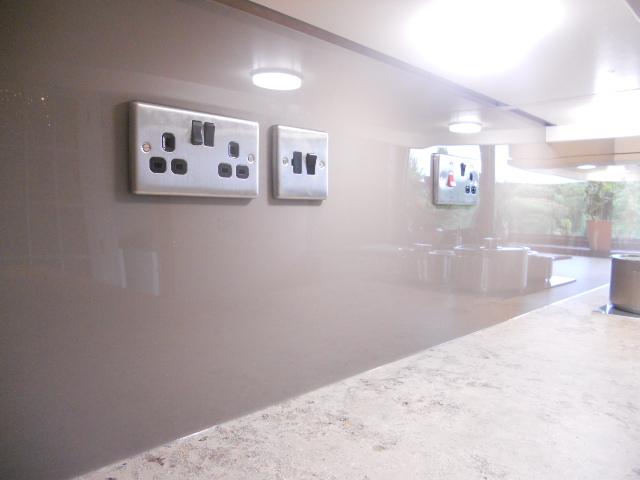 DisInterior's tweet photo. The perfect splashback for a contemporary look from @LustroliteUK We supply/fit! #Itsbetterthanglass! #splashbacks http://t.co/tKZiWd2sSk