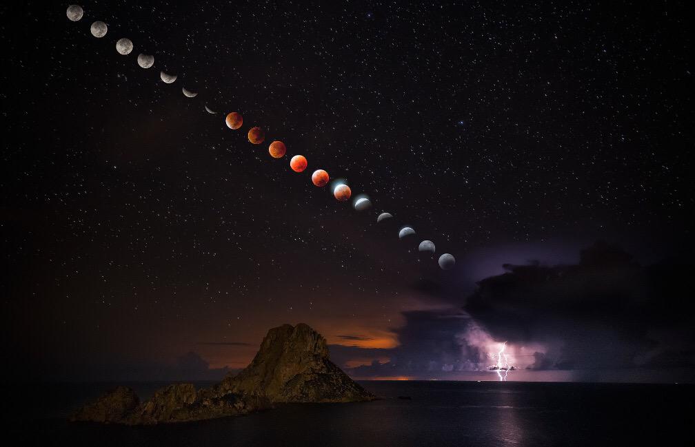 La mejor foto del eclipse de anoche. Desde Ibiza, 200 fotos en una, relámpago incluido.
Photo by José Antonio Hervas