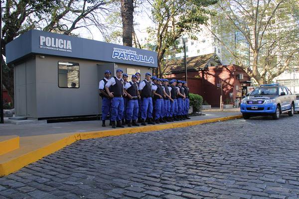 SeguridadVL's tweet photo. Destacamento Estación #Olivos Este destacamento funciona las 24 h. los 365 días del año, http://t.co/NNgQlXTPIR