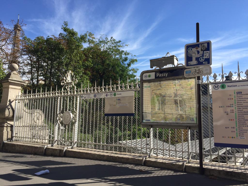 Prochain arrêt pour <a href="/CarmenMariaVega/">Carmen Maria Vega</a> et la troupe de #Mistinguett : la station de #metro #Passy 🎉🎊💥