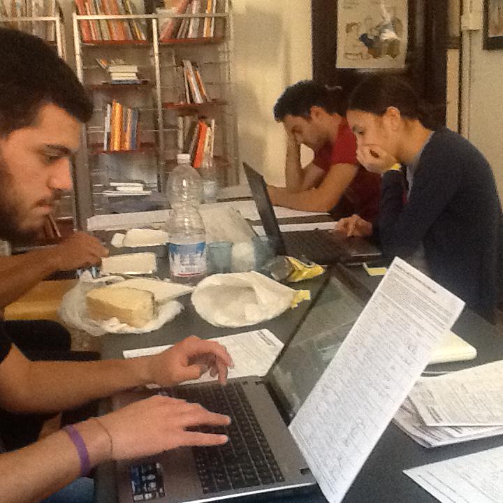 GraziaGotti's tweet photo. Quello che sta succedendo è questo: seri, silenziosi, chini a registrare #8si @civati. Il silenzio stampa è colpevole http://t.co/gQuPABX7uu