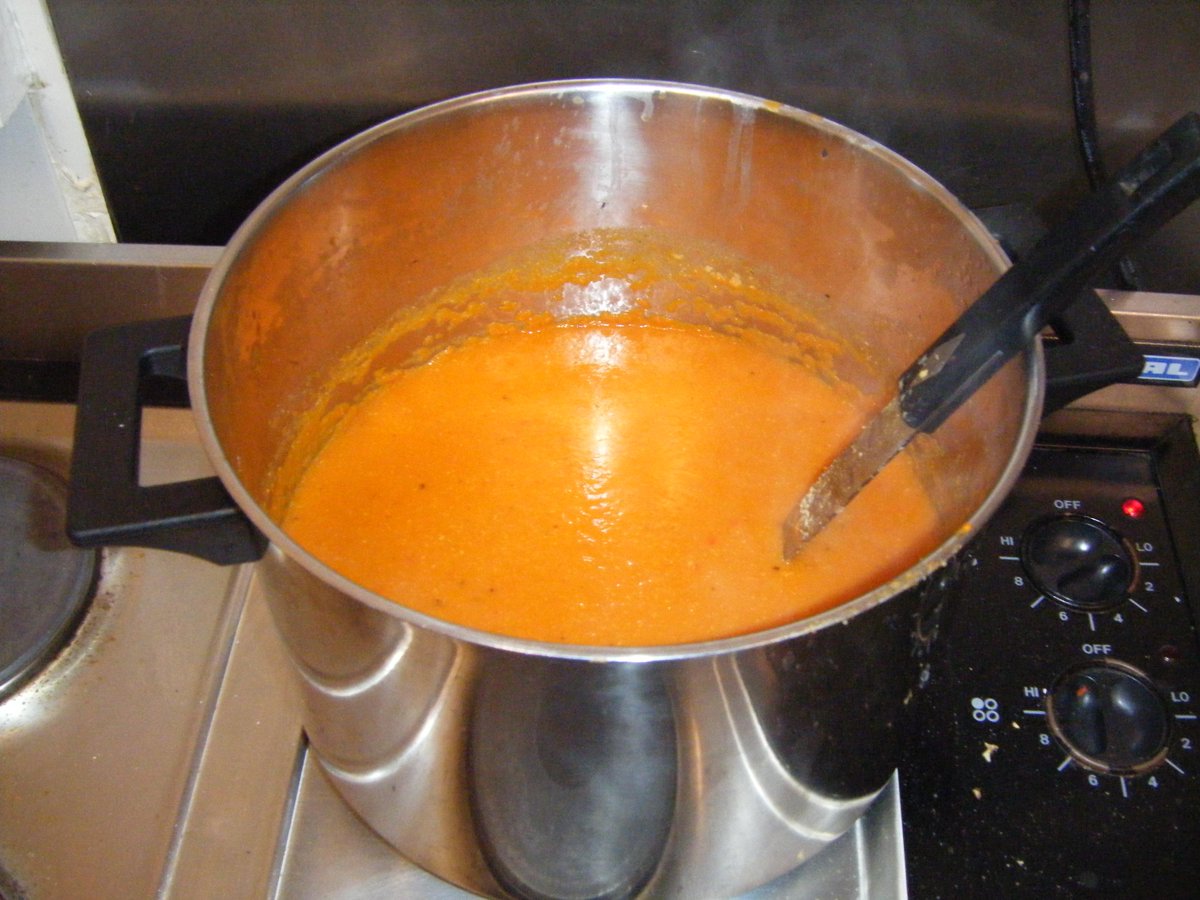 ArtisanLoungeUK's tweet photo. A Masterpiece in the making! Roasted Red Pepper soup. Right here at the @ArtisanLoungeUK #Soupoftheday #onemorebowl http://t.co/JWsjsAPZr5