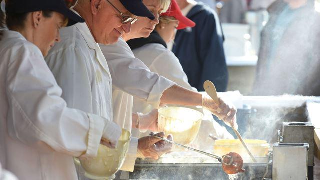 Great weather for #Wellesley Apple Butter and Cheese Festival ow.ly/SK4N3