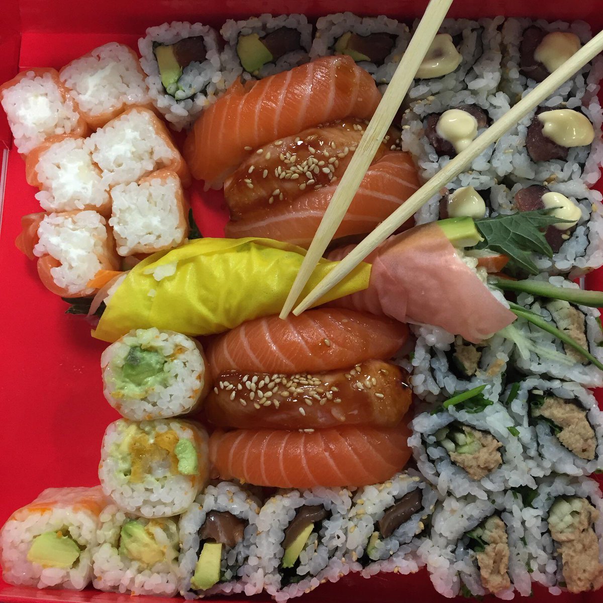 Mujerhoy's tweet photo. ¡A comer! En @mujerhoy ya dispuestas a darnos un homenaje con la #LondonBox de @SushiShopSpain ¡Gracias! http://t.co/3MchQWPq6z