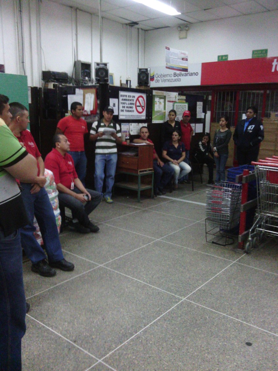 rabsamerida's tweet photo. @begclemente Matutino con el equipo del abasto planificando estrategias para mejorar atención al pueblo http://t.co/j1fvPIfKh9