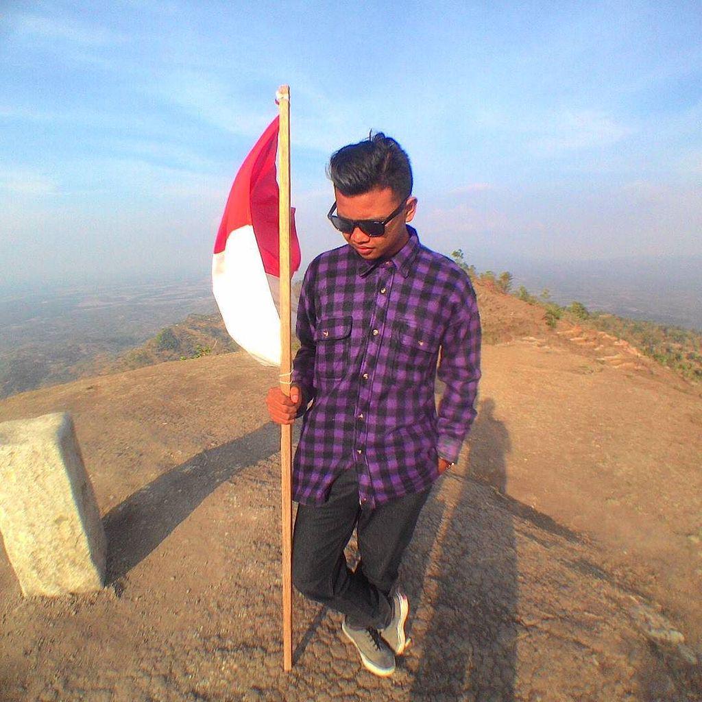 BerkowitzAaron's tweet photo. Love me a good #selfie #RT dataran tinggi
#latepost #datarantinggi #bendera #embungsriten #gopro #panorama #vscoca… http://t.co/nW5vZARzKf
