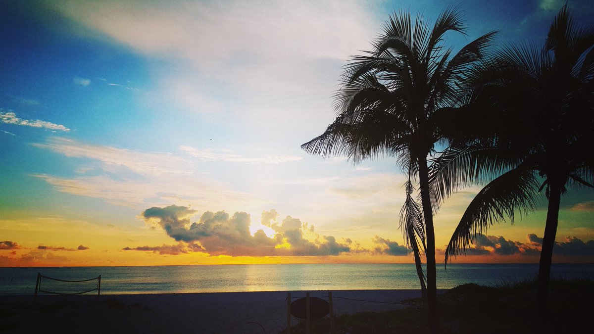 Sofia_Lovgren's tweet photo. The positive side w playing late night poker is that you get to see this beautiful sunrise #livecg #miami @888poker http://t.co/cj8A0nzLct