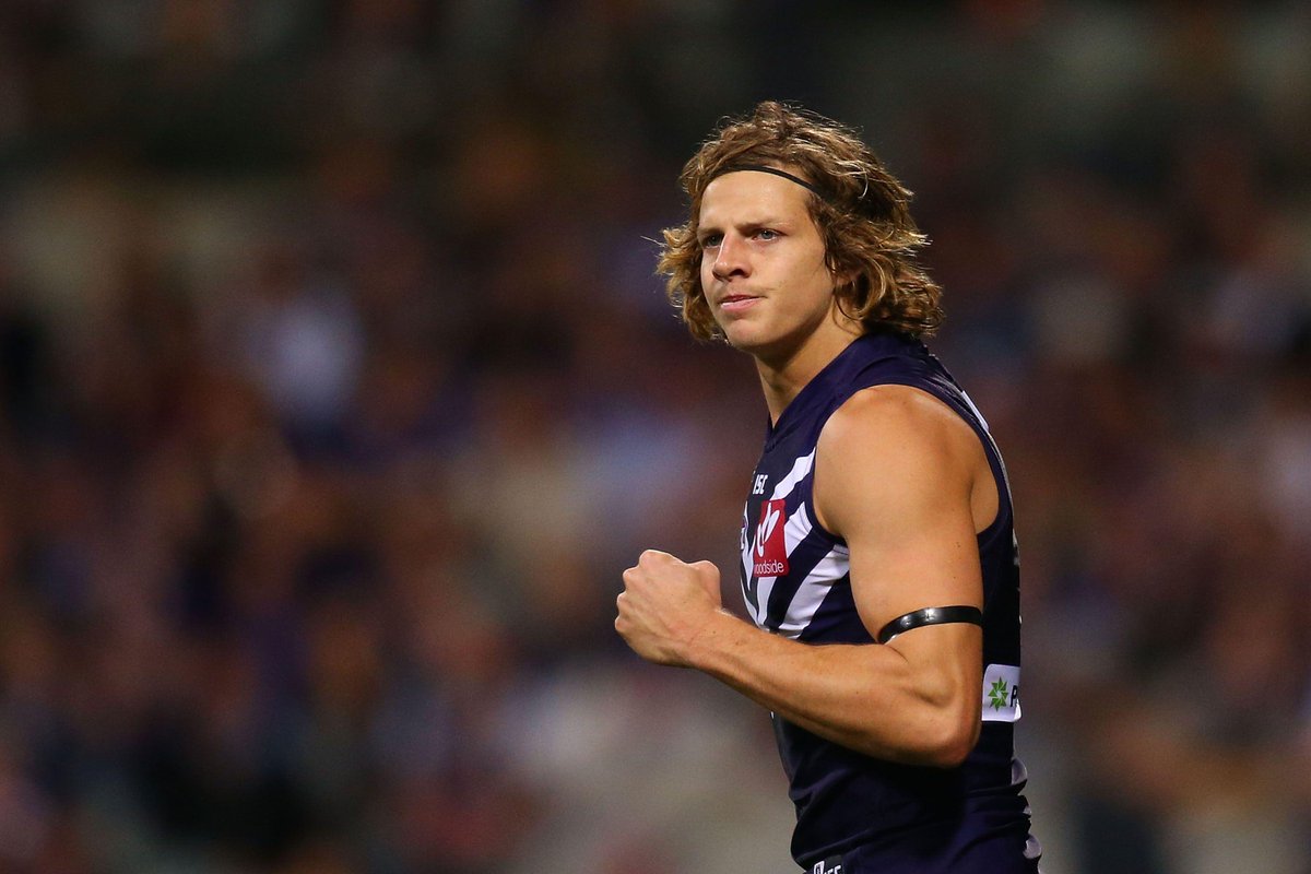 FOXSportsNews's tweet photo. FYFE WINS CHARLIE! Nathan Fyfe becomes @freodockers first #Brownlow medal winner with 31 votes. Matt Priddis second http://t.co/Gia0b9Vtb4