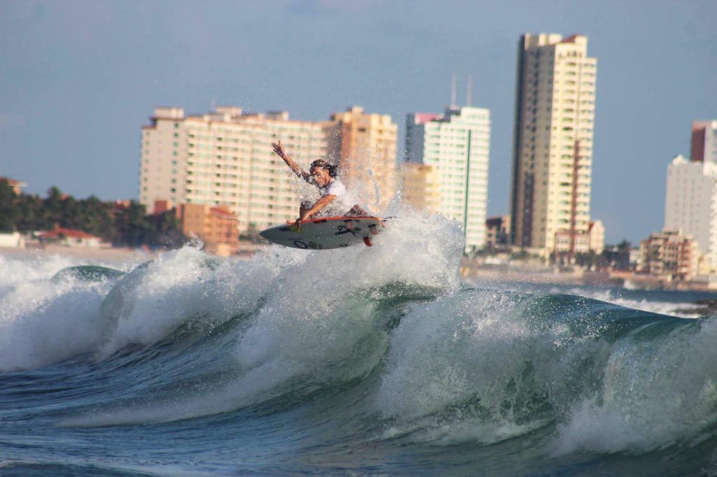 fallen_angelito's tweet photo. . @angelolozano es el nuevo Campeón Nacional de Surf #JNS2015 
Se los dije! 
Foto @MexicoSurf http://t.co/It0G9wLSCS