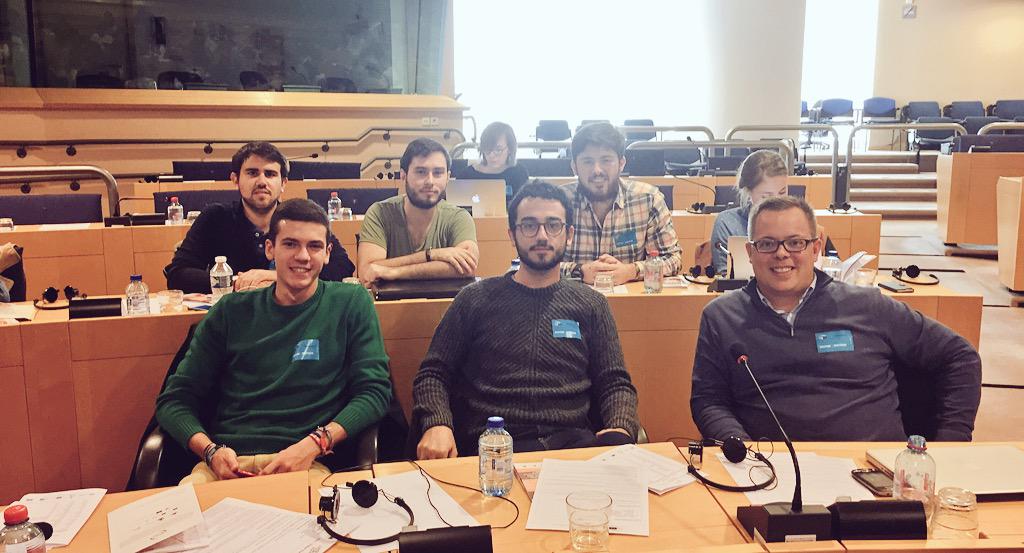 CREUPCREUP's tweet photo. Los representantes de @CREUPCREUP en el #ESC30 en el @Europarl_ES http://t.co/F2IykUXlBH