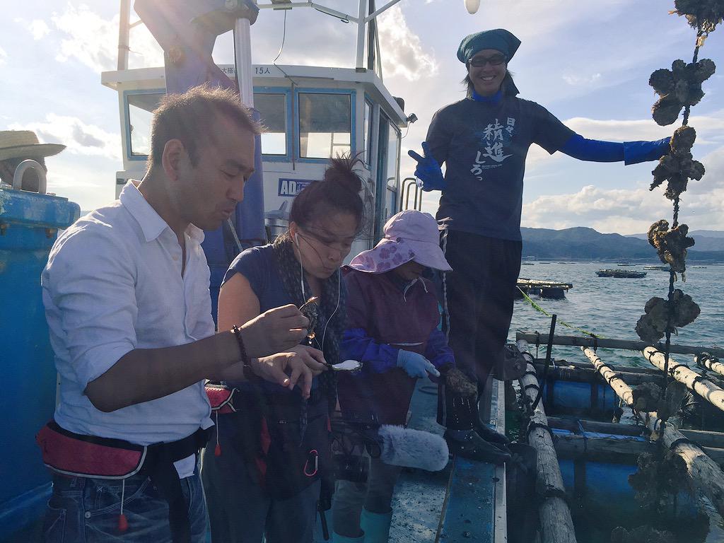 rikufilm's tweet photo. Manabu's mom shucked us a few fresh ones and we got to try em. Tasty, salty and fat. http://t.co/2x65eOaO1J