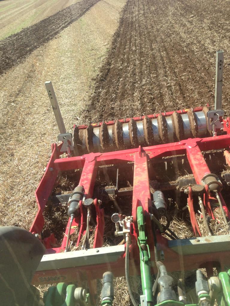 Longwool's tweet photo. @SumoUKLTD demo #Sumotrio from #CornwallFarmMachinery doing a tidy job http://t.co/i9iRfcAlKl