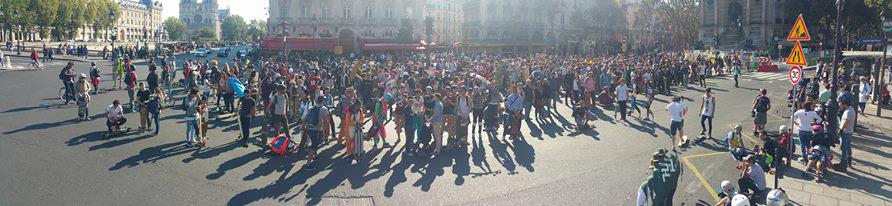 QueFaireAParis's tweet photo. HIER Cette incroyable image de nos amis de la @DockSession pour la plus grande rando #longboard #Journeesansvoiture http://t.co/6349DvxlqD