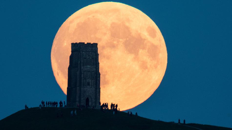 JohnnyJet's tweet photo. Early risers across UK and Ireland capture striking #supermoon eclipse photos http://t.co/Nu5NX94n7N http://t.co/bBS4G7Z5wS