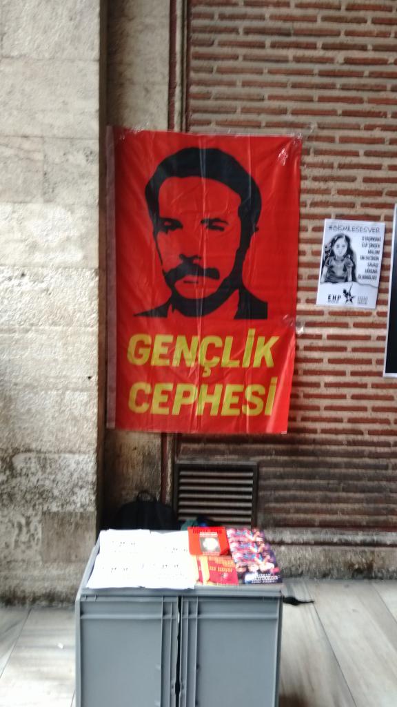 EmekOzgurluk's tweet photo. İstanbul Üniversitesi Gençlik Cephesi Edebiyat Fakültesinde stand açtı. http://t.co/HyhFrQLPk3