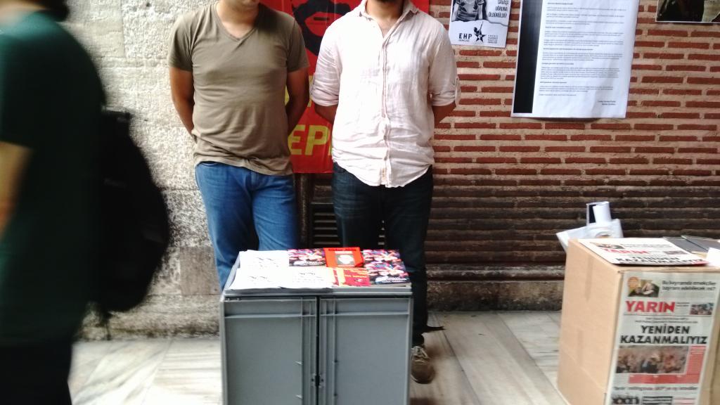 EmekOzgurluk's tweet photo. İstanbul Üniversitesi Gençlik Cephesi Edebiyat Fakültesinde stand açtı. http://t.co/HyhFrQLPk3