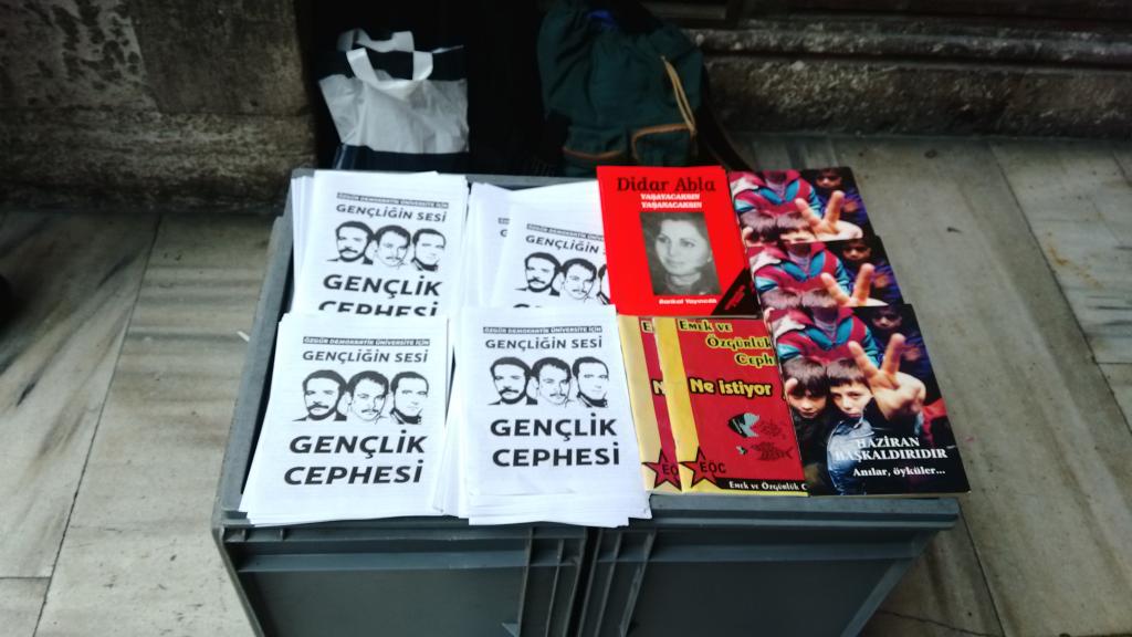 EmekOzgurluk's tweet photo. İstanbul Üniversitesi Gençlik Cephesi Edebiyat Fakültesinde stand açtı. http://t.co/HyhFrQLPk3