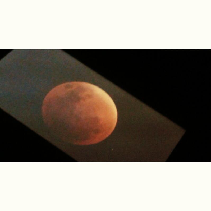 mgcbgata's tweet photo. @mcti #MeuEclipse #SuperBloodMoon http://t.co/YZEQ2kehn3