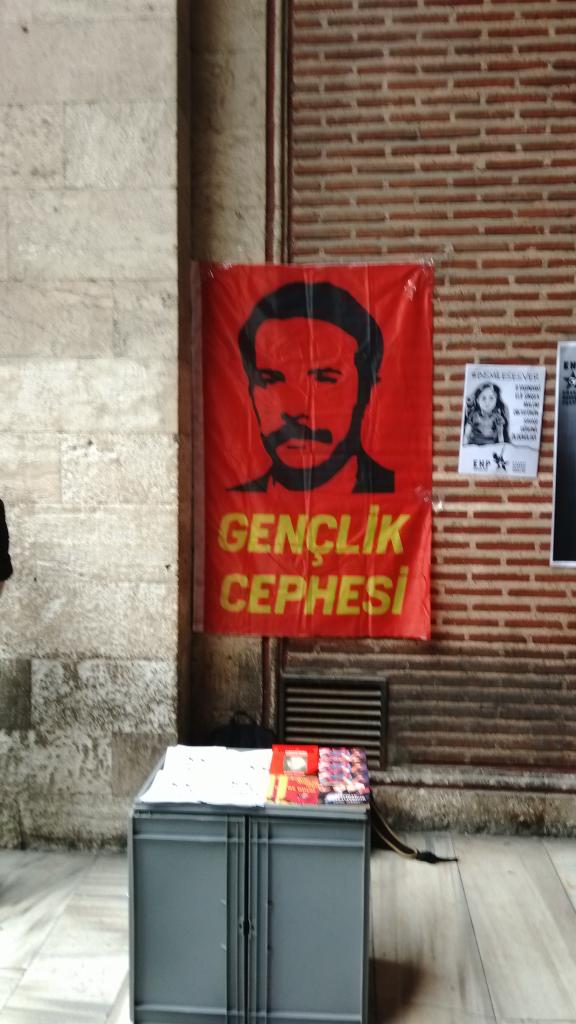 EmekOzgurluk's tweet photo. İstanbul Üniversitesi Gençlik Cephesi Edebiyat Fakültesinde stand açtı. http://t.co/HyhFrQLPk3