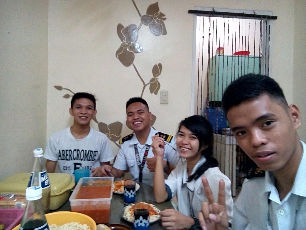 antony_escober's tweet photo. Happy na Birthday pa ✌✌ http://t.co/6m42ohr6wm