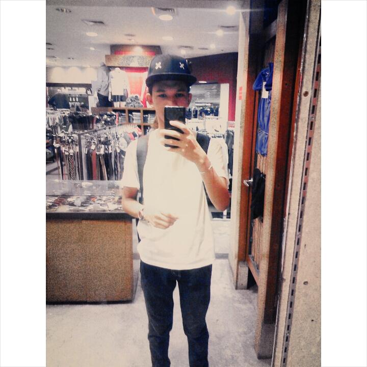 antony_escober's tweet photo. Smile emoticon 😂 http://t.co/4UBV1zs2t3