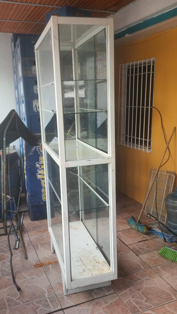 ticolope's tweet photo. @Mercadolibre vendo vitrina de 1 x 2 tlf 04124883462 http://t.co/hIsQ8fzy0E