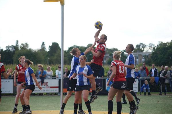 NLKorfbal's tweet photo. Hoofdklasse A: DOS’46 wint kraker, Oost-Arnhem &amp; SKF nog altijd puntloos http://t.co/kz9ysXjJfo #hoofdklasse #korfbal http://t.co/LXKTr2ljtq