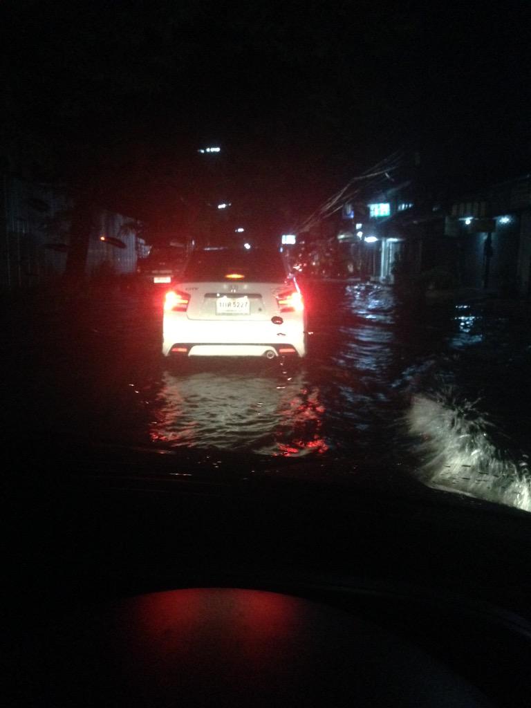 fm91trafficpro's tweet photo. RT@dudede5 20.03น.หมู่บ้านเสนานิเวศน์1 ช่วงก่อนออกเกษตร-นวมินทร์ (อเวนิว) น้ำท่วมถึงฟุตบาท http://t.co/2kHzseCV7u