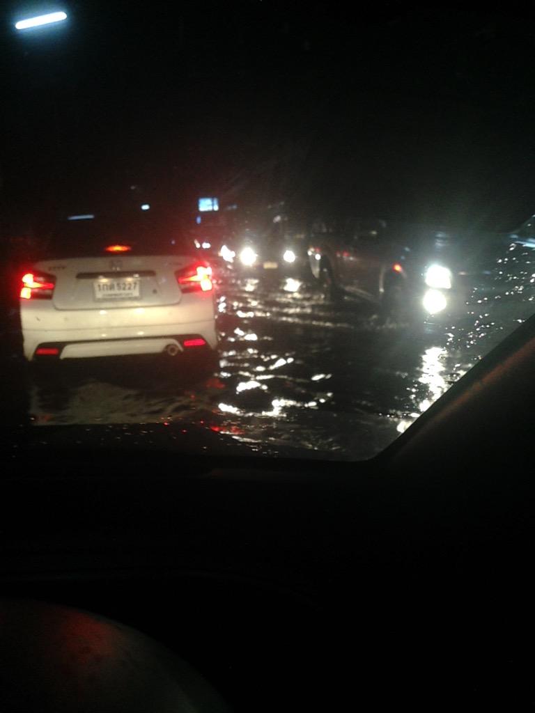 fm91trafficpro's tweet photo. RT@dudede5 20.03น.หมู่บ้านเสนานิเวศน์1 ช่วงก่อนออกเกษตร-นวมินทร์ (อเวนิว) น้ำท่วมถึงฟุตบาท http://t.co/2kHzseCV7u