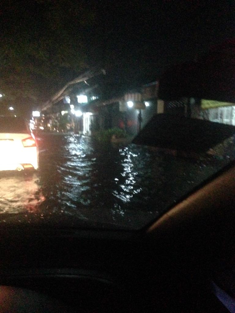 fm91trafficpro's tweet photo. RT@dudede5 20.03น.หมู่บ้านเสนานิเวศน์1 ช่วงก่อนออกเกษตร-นวมินทร์ (อเวนิว) น้ำท่วมถึงฟุตบาท http://t.co/2kHzseCV7u