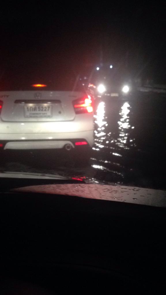 fm91trafficpro's tweet photo. RT@dudede5 20.03น.หมู่บ้านเสนานิเวศน์1 ช่วงก่อนออกเกษตร-นวมินทร์ (อเวนิว) น้ำท่วมถึงฟุตบาท http://t.co/2kHzseCV7u