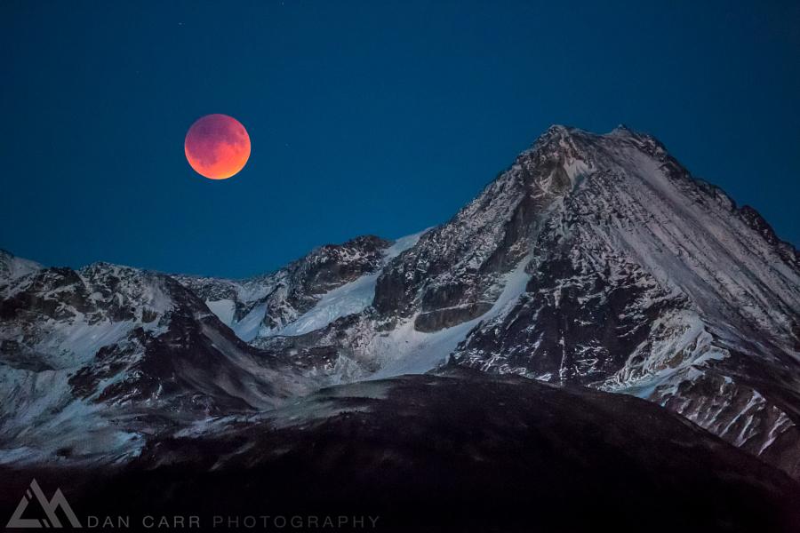 500px's tweet photo. #SuperBloodMoon Rising by @dancarrphoto: https://t.co/Gqmt3DKUlJ #MondayMotivation http://t.co/nkKzbreukR