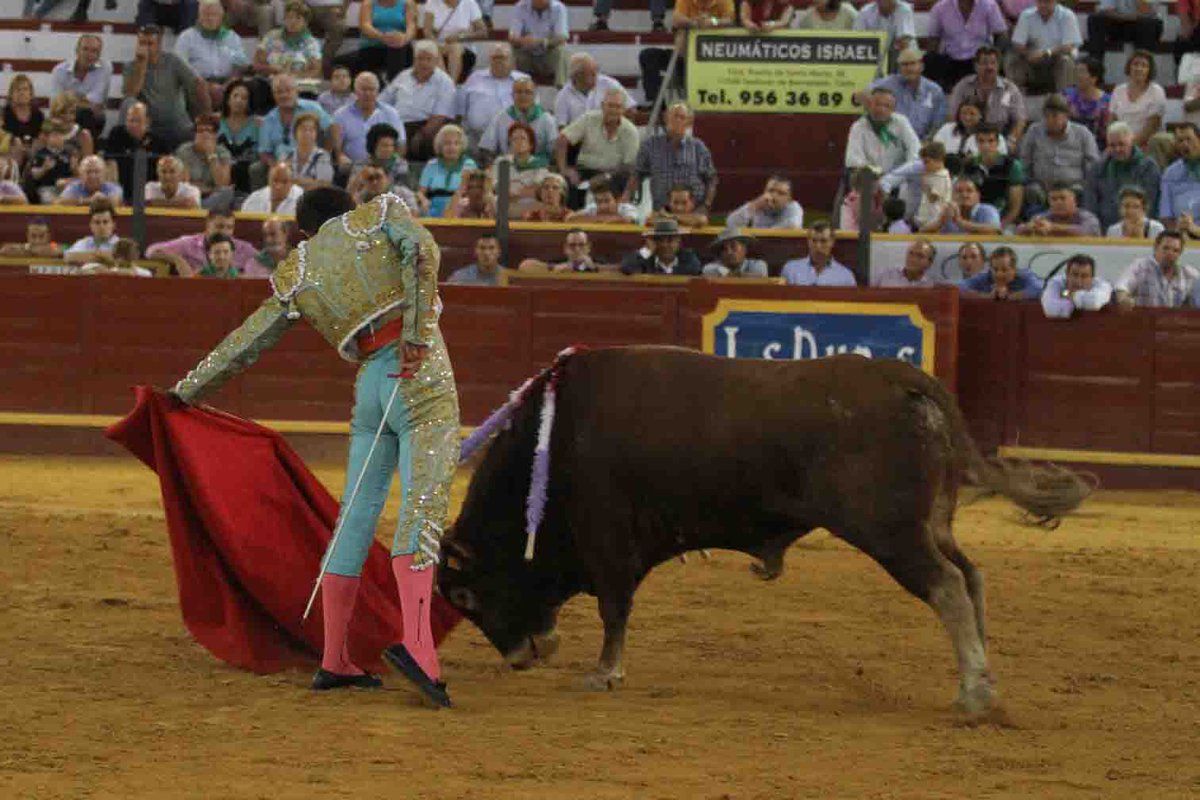 Eloyhs6's tweet photo. la tarde de ayer en  mi tierra Sanlucar donde pude disfrutar mucho 2 orejas http://t.co/7gkHic8mzg
