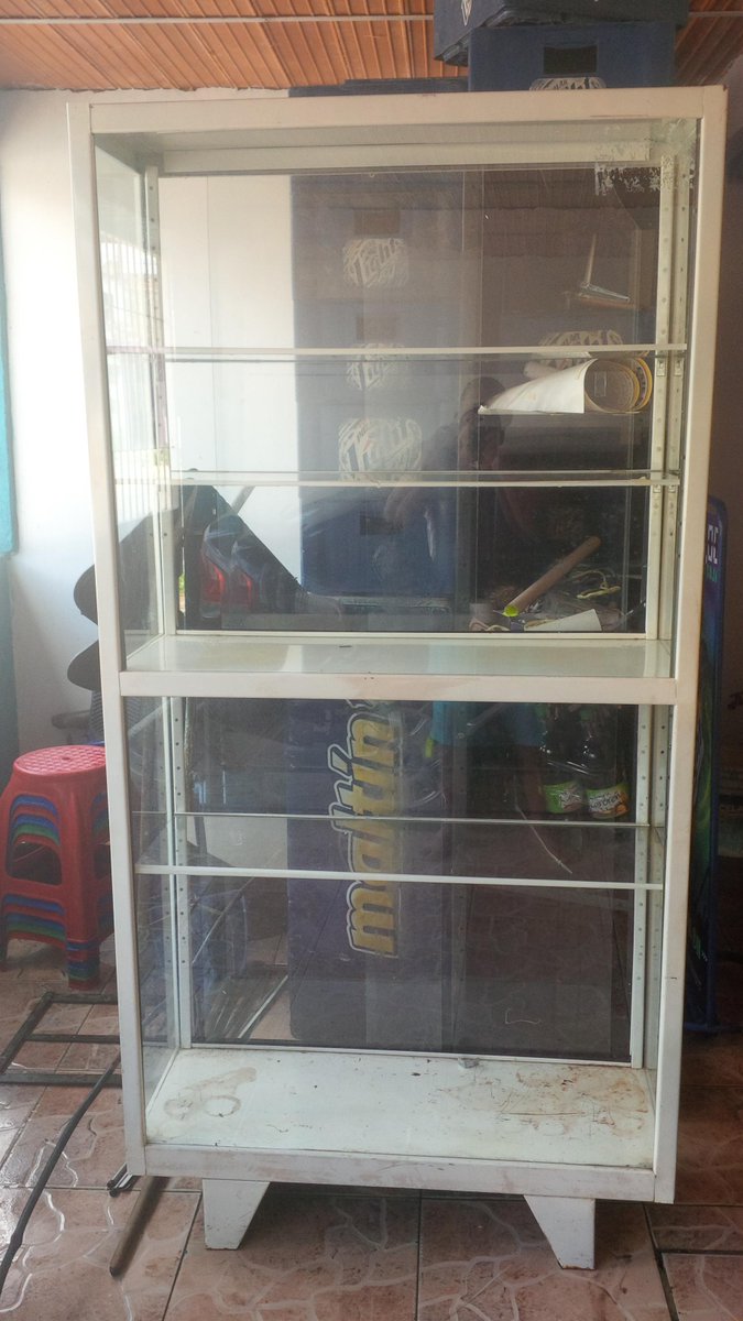 ticolope's tweet photo. @TELO_VENDO vitrina de 1 x,2 tlf 04124883462 http://t.co/xZ3m3kkHuy