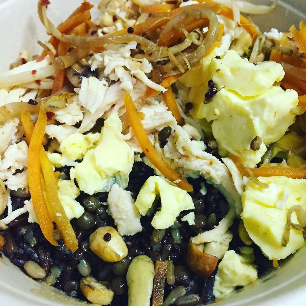 hormonarse's tweet photo. #day15 #lunch from @tosseduk with the big protein Chinese chicken containing #scrambledegg, #soybeansprouts, #carro… http://t.co/gXqEoPHGuW
