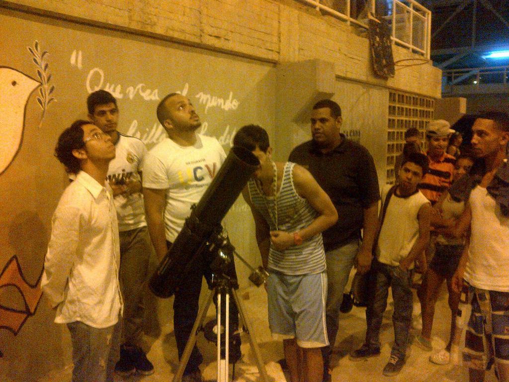 FmarinAlvarez's tweet photo. Estudiantes de la UCV se activan en urbanismo con el eclipse realizando @AstroPopular  @JEHYSONGUZMAN @Juan_Dugarte http://t.co/XkNA2CZSLE