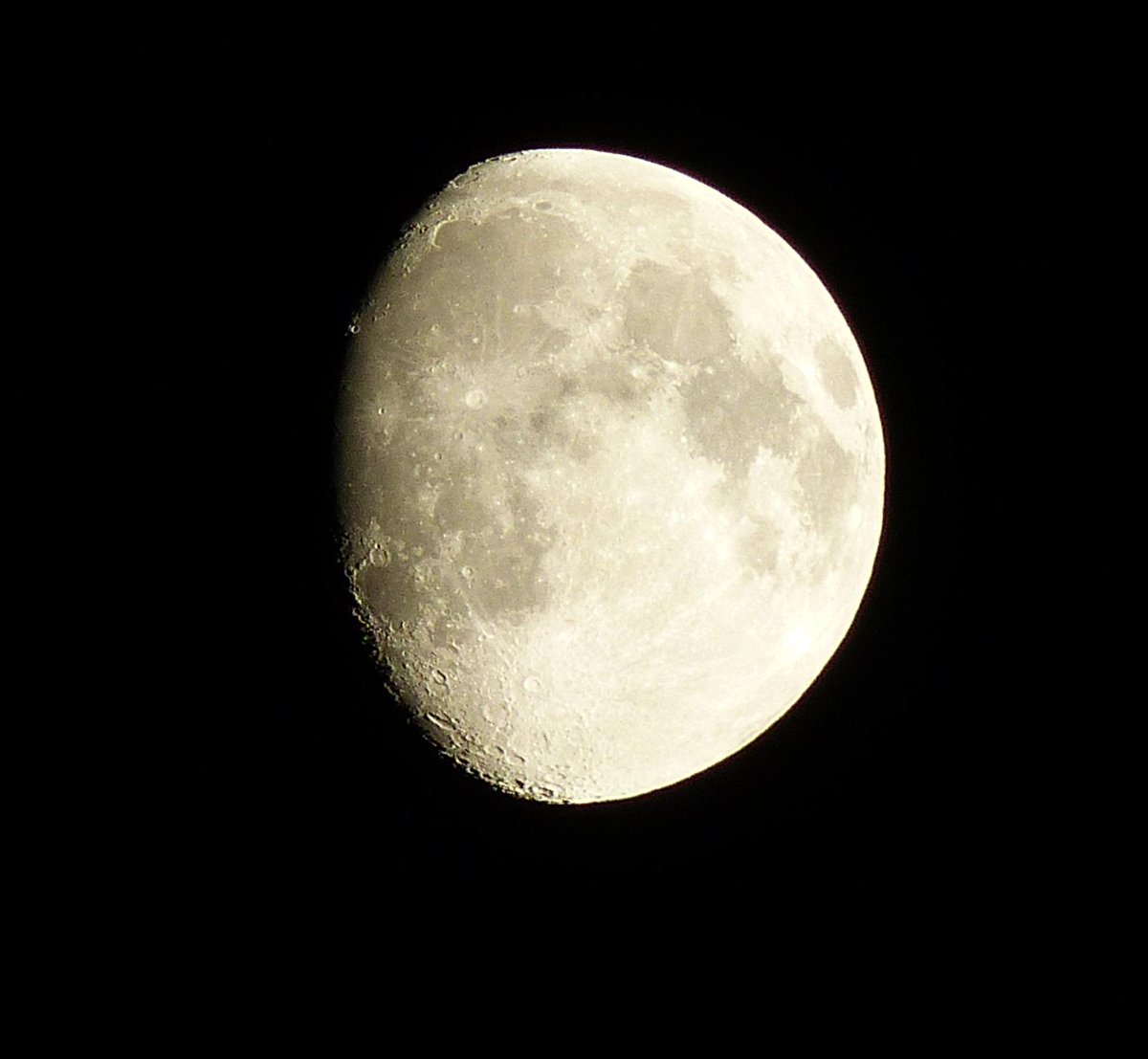 KlausLudwigU's tweet photo. #Blutmond und ein paar Tage zuvor #Mondbild http://t.co/JUG6UqxmVj