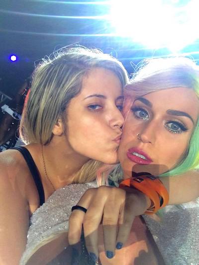 wtfkates's tweet photo. SELFIEEEEEEEEEEEEEEEE http://t.co/7KYx3usgAE