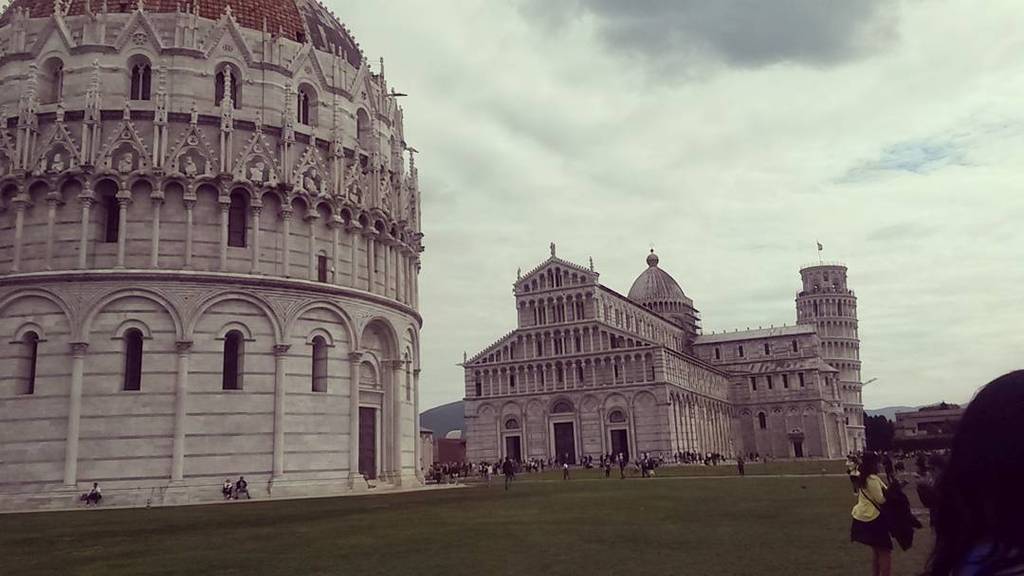 WeTuscany's tweet photo. Piazza dei miracoli 
#Pisa #torrechepende #duomo #battistero #architecture #unipi #primogiorno #Tuscany #Italy http://t.co/Aa7bxdfF42