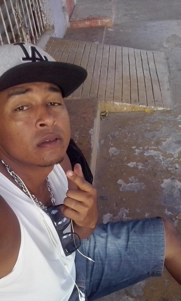 RonanSantos12's tweet photo. Segunda feira de ressaca,Disposição zero pra trabalhar#vadiuzão# http://t.co/MsjtVtoX7F