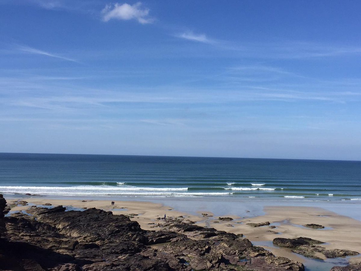 annscottagesurf's tweet photo. #Polzeath just keeps getting better as the day goes on! #cornwall #surf #swell #annscottage #acs #acsurf http://t.co/Hke050nFsn