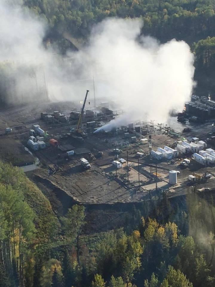 Frack_Off's tweet photo. 6 DAYS #fracking leaking toxic gas in #Canada after well blowout. http://t.co/7xqnysAnY5 community health?? http://t.co/9GuJoUicXL