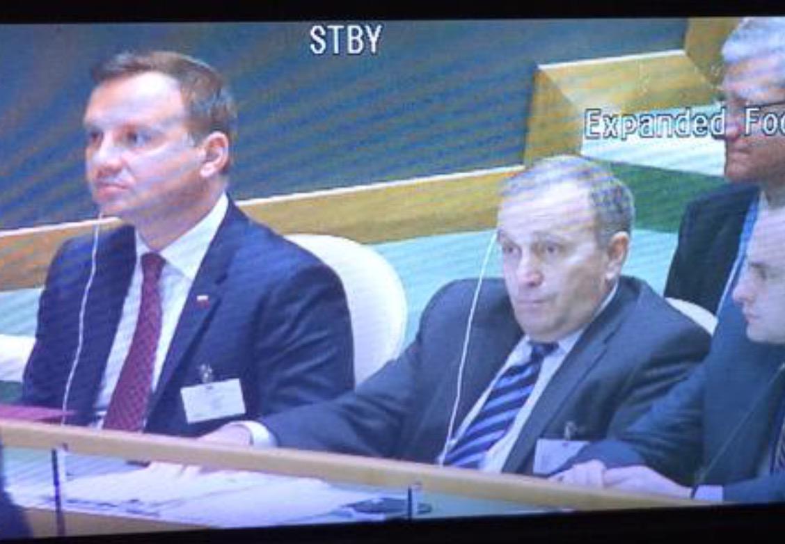 Marcin_Kaminski's tweet photo. Grzegorz wprowadził sobie słuchawkę bezpośrednio do mózgu i trochę go boli http://t.co/M3etueW1D2